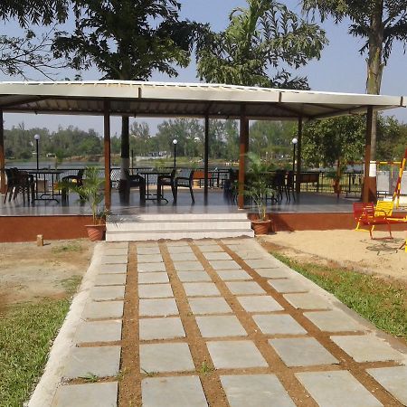 Savshanti Lake Resort 萨普塔拉 外观 照片