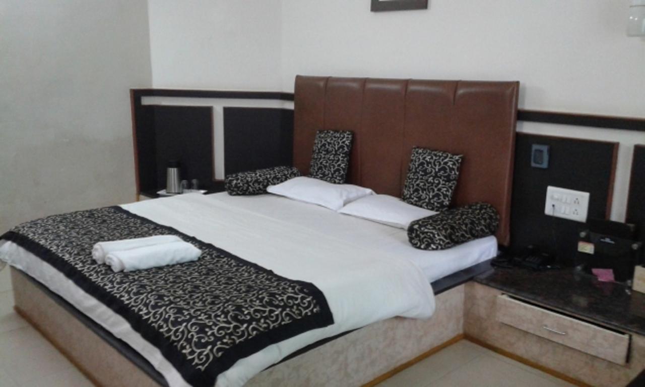 Savshanti Lake Resort 萨普塔拉 外观 照片