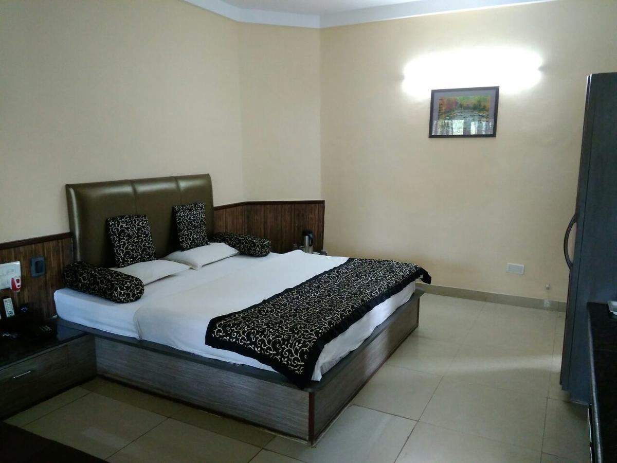 Savshanti Lake Resort 萨普塔拉 外观 照片