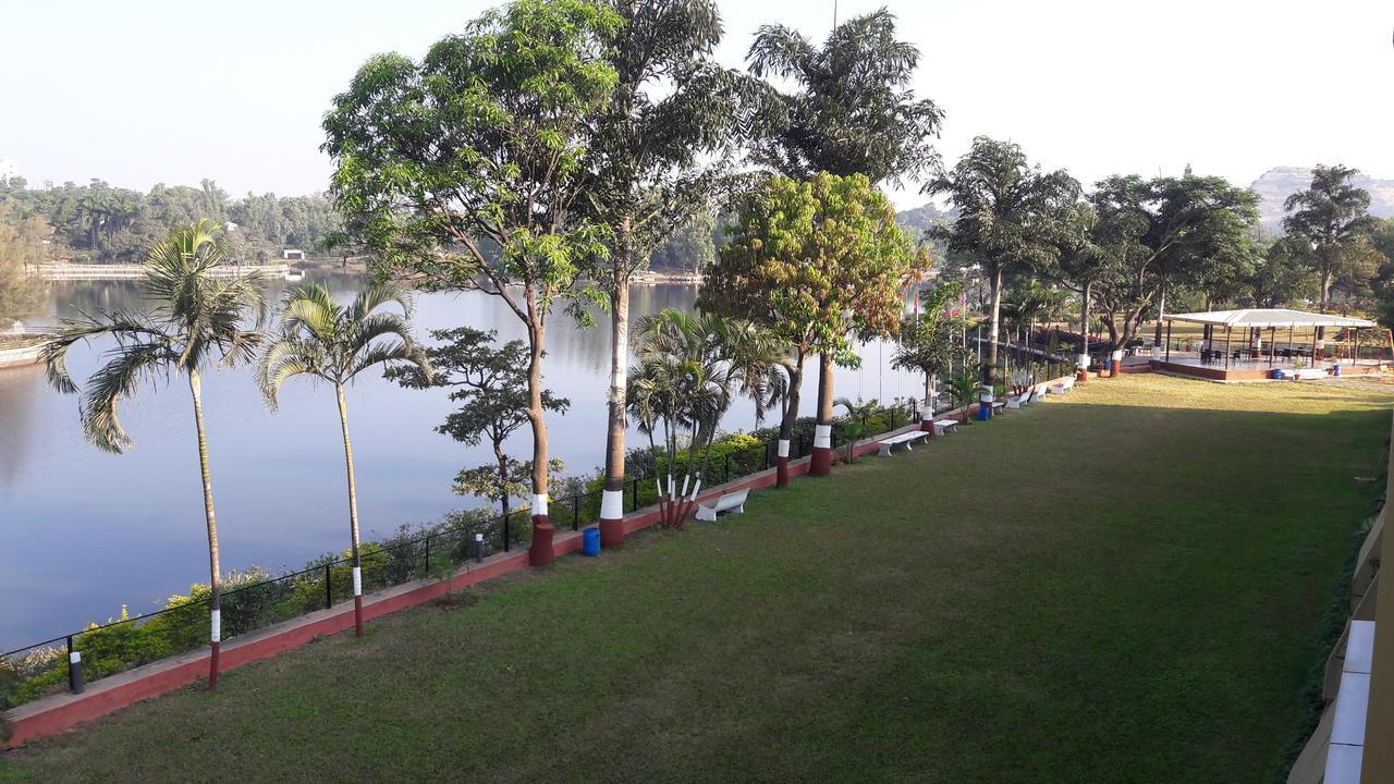 Savshanti Lake Resort 萨普塔拉 外观 照片